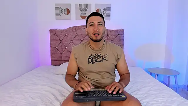 Snapshot of LoganRyder chatting on October 13, 2025, 1:00 pm LoganRyder online show from October 13, 2025, 1:00 pm