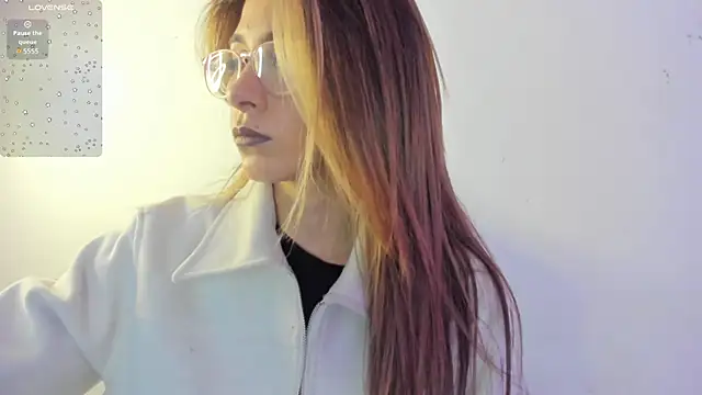 Sara Roades online show from November 15, 2025, 10:59 pm