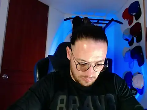 Snapshot of kurt_xx chatting on November 18, 2025, 9:08 pm kurt xx online show from November 18, 2025, 9:08 pm