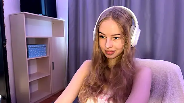 Snapshot of LunaCrave chatting on October 20, 2025, 9:54 am LunaCrave online show from October 20, 2025, 9:54 am