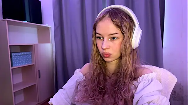 Snapshot of LunaCrave chatting on October 21, 2025, 10:27 am LunaCrave online show from October 21, 2025, 10:27 am