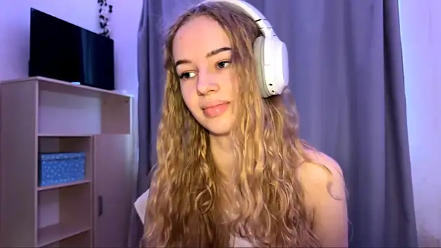 Snapshot of LunaCrave chatting on October 22, 2025, 9:42 am LunaCrave online show from October 22, 2025, 9:42 am