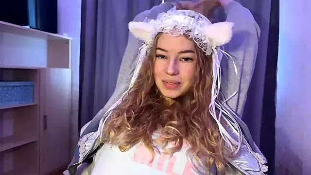 Snapshot of LunaCrave chatting on October 24, 2025, 7:27 am LunaCrave online show from October 24, 2025, 7:27 am