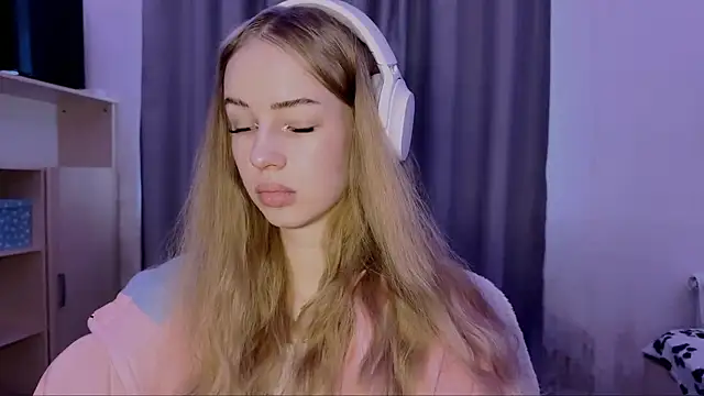 Snapshot of LunaCrave chatting on October 27, 2025, 9:35 am LunaCrave online show from October 27, 2025, 9:35 am