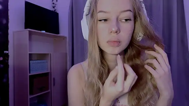 Snapshot of LunaCrave chatting on October 28, 2025, 4:05 am LunaCrave online show from October 28, 2025, 4:05 am