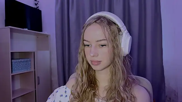 Snapshot of LunaCrave chatting on October 29, 2025, 11:56 am LunaCrave online show from October 29, 2025, 11:56 am