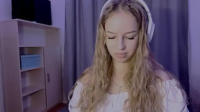 Snapshot of LunaCrave chatting on October 30, 2025, 12:06 pm LunaCrave online show from October 30, 2025, 12:06 pm