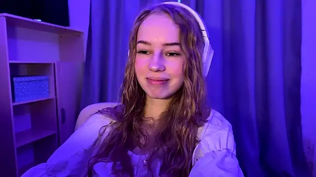 Snapshot of LunaCrave chatting on October 31, 2025, 6:25 am LunaCrave online show from October 31, 2025, 6:25 am