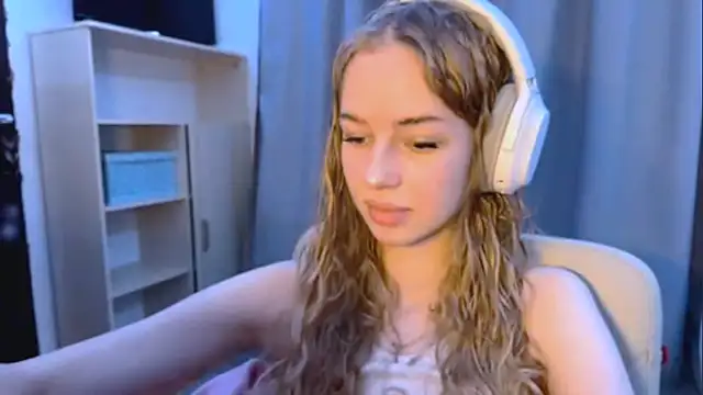 Snapshot of LunaCrave chatting on November 4, 2025, 11:20 am LunaCrave online show from November 4, 2025, 11:20 am