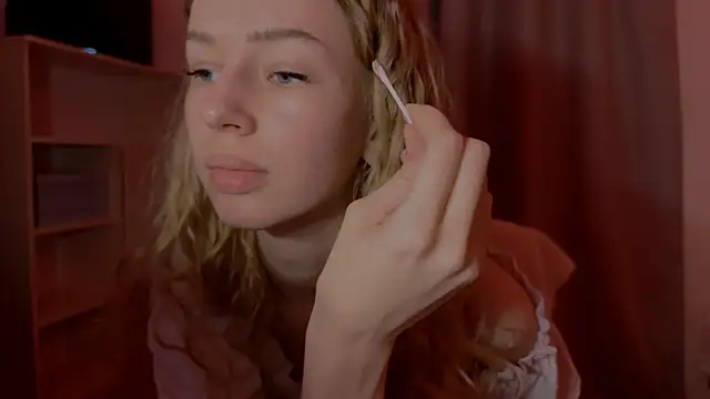 Snapshot of LunaCrave chatting on November 10, 2025, 2:16 pm LunaCrave online show from November 10, 2025, 2:16 pm