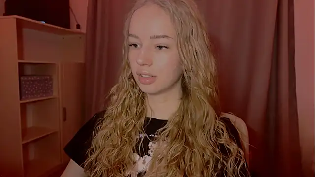 Snapshot of LunaCrave chatting on November 25, 2025, 2:17 pm LunaCrave online show from November 25, 2025, 2:17 pm