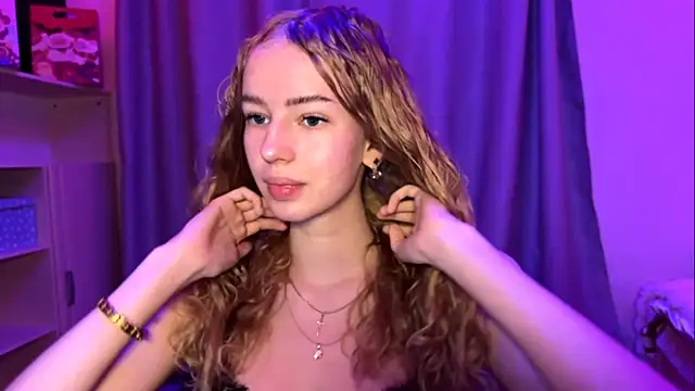 Snapshot of LunaCrave chatting on November 27, 2025, 2:41 pm LunaCrave online show from November 27, 2025, 2:41 pm