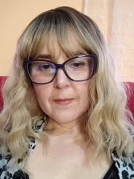 Amelialove42 online show from May 5, 2026, 3:20 pm