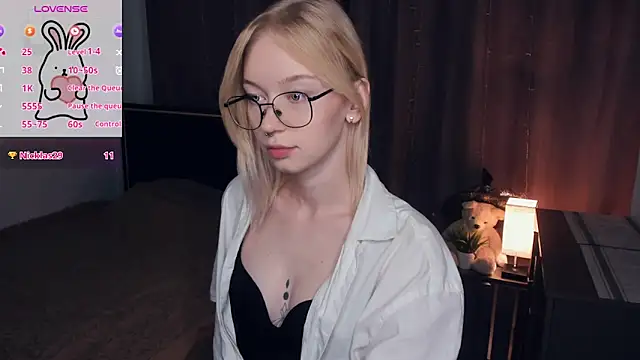 Snapshot of CleoStier chatting on October 9, 2025, 7:23 pm CleoStier online show from October 9, 2025, 7:23 pm