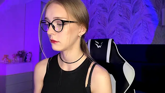 EvaPeace online show from November 7, 2025, 4:18 pm