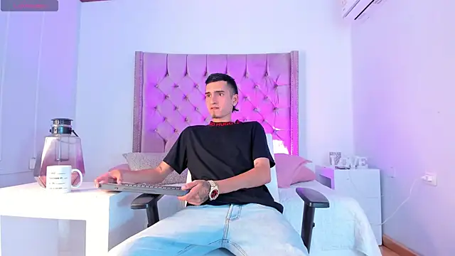 Snapshot of Ethan_Boy_ chatting on October 14, 2025, 9:37 pm Ethan Boy online show from October 14, 2025, 9:37 pm