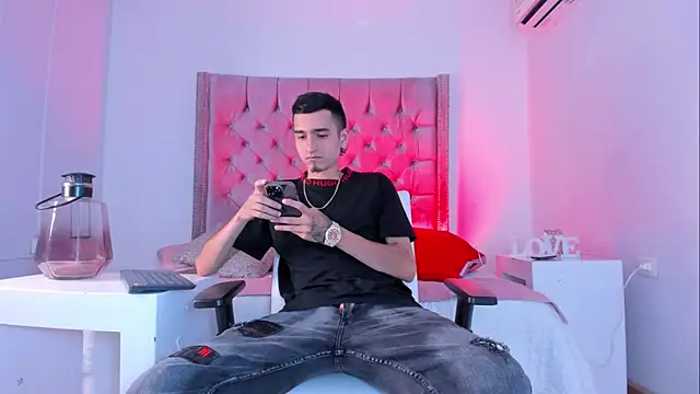 Snapshot of Ethan_Boy_ chatting on October 16, 2025, 7:59 pm Ethan Boy online show from October 16, 2025, 7:59 pm