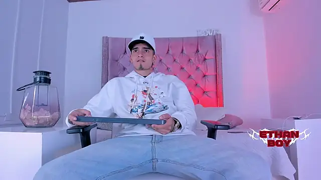 Snapshot of Ethan_Boy_ chatting on November 24, 2025, 8:41 pm Ethan Boy online show from November 24, 2025, 8:41 pm