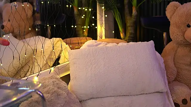 LuxenNoir online show from January 12, 2026, 5:23 am