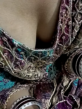 Snapshot of HOT-CPL-11 chatting on November 3, 2025, 5:58 pm HOT-CPL-11 online show from November 3, 2025, 5:58 pm