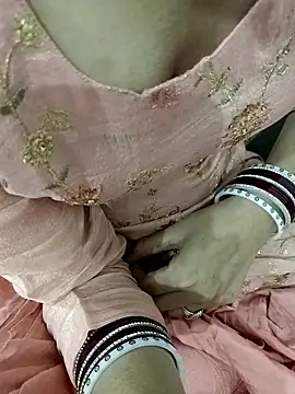 Snapshot of HOT-CPL-11 chatting on November 14, 2025, 5:55 pm HOT-CPL-11 online show from November 14, 2025, 5:55 pm