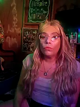 Snapshot of Queen2clouds chatting on November 15, 2025, 10:45 am Queen2clouds online show from November 15, 2025, 10:45 am