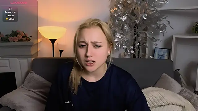 Lulu   Moon online show from December 17, 2025, 9:54 pm