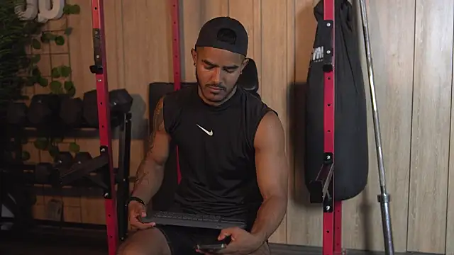 Snapshot of Reik_Vonn chatting on October 15, 2025, 12:16 pm Reik Vonn online show from October 15, 2025, 12:16 pm