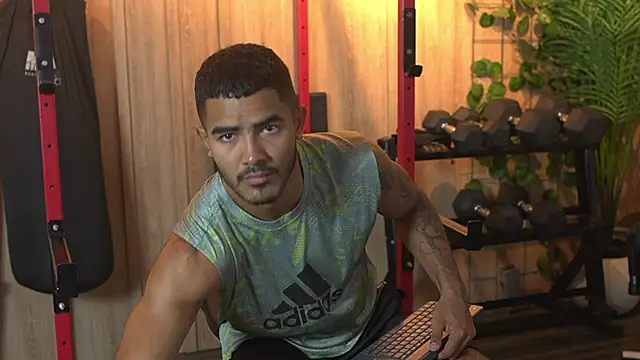 Snapshot of Reik_Vonn chatting on November 12, 2025, 12:05 pm Reik Vonn online show from November 12, 2025, 12:05 pm