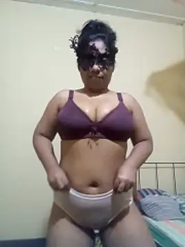 Expose Queen online show from December 5, 2025, 5:42 pm