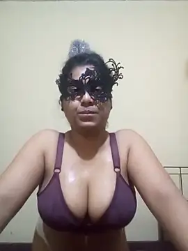 Expose Queen online show from February 7, 2026, 4:43 pm