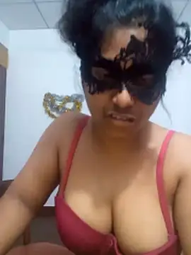 Expose Queen online show from April 8, 2026, 5:02 pm