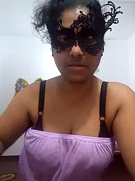 Expose Queen online show from May 19, 2026, 7:42 pm