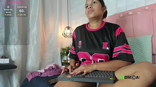 Lunaamorena  online show from January 9, 2026, 7:37 pm