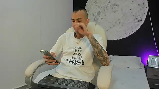 Snapshot of DerryAndIzzy chatting on October 12, 2025, 4:11 am DerryAndIzzy online show from October 12, 2025, 4:11 am