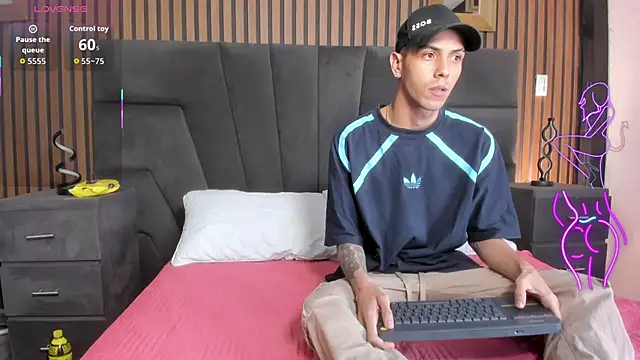 DerryAndIzzy online show from November 19, 2025, 5:40 am