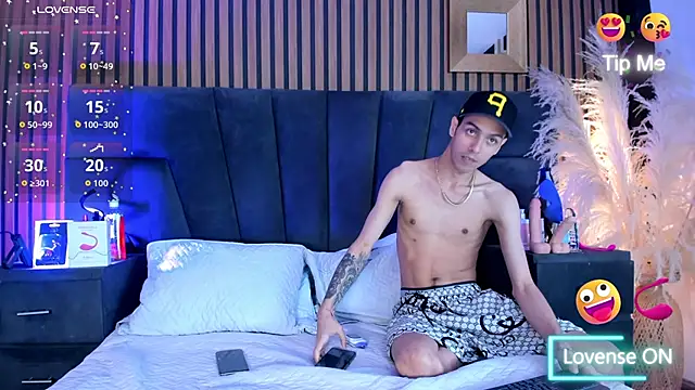 DerryAndIzzy online show from December 17, 2025, 4:51 am