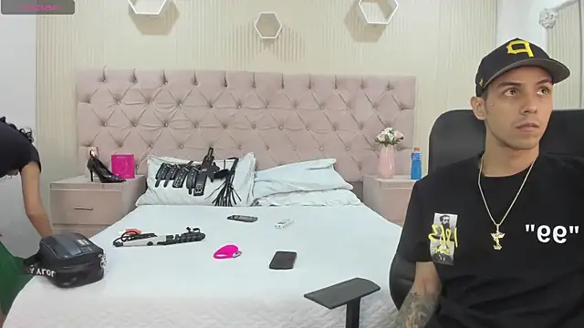 DerryAndIzzy online show from May 21, 2026, 5:25 am