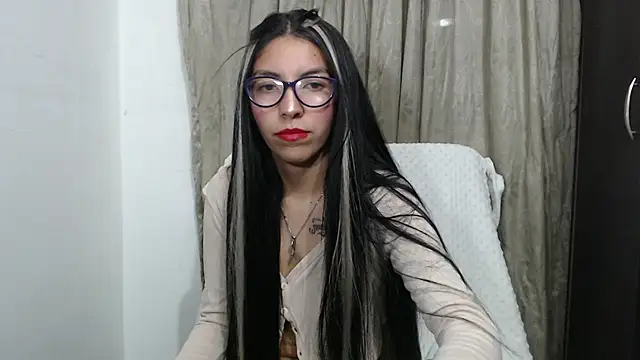 Snapshot of AlejaRosuie chatting on October 20, 2025, 2:12 am AlejaRosuie online show from October 20, 2025, 2:12 am
