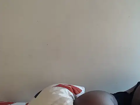 Snapshot of Yolaqueen04 chatting on October 15, 2025, 6:02 am Yolaqueen04 online show from October 15, 2025, 6:02 am