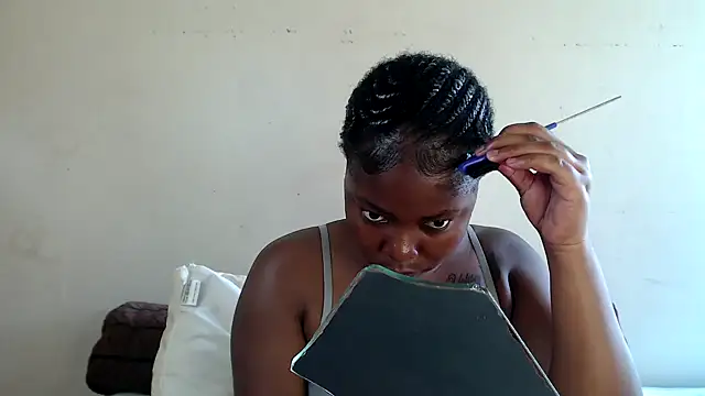 Snapshot of Yolaqueen04 chatting on November 13, 2025, 10:47 am Yolaqueen04 online show from November 13, 2025, 10:47 am