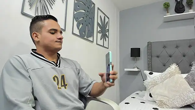 Snapshot of violeta_and_maxx chatting on November 18, 2025, 11:37 pm violeta and maxx online show from November 18, 2025, 11:37 pm