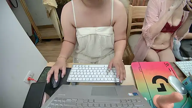 Snapshot of Hanna_Mina chatting on October 21, 2025, 2:12 am Hanna Mina online show from October 21, 2025, 2:12 am