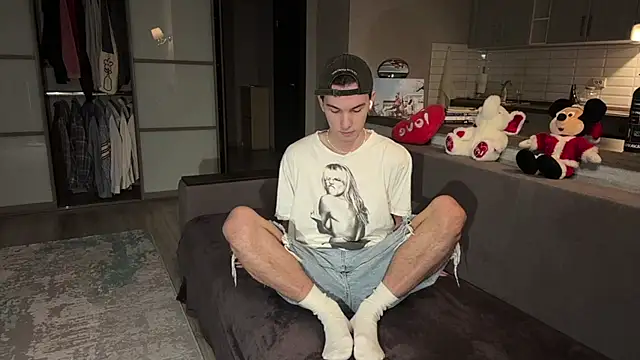 Jeremy1Scott online show from November 16, 2025, 3:34 am