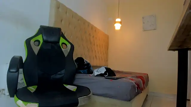 Hotblosson online show from December 18, 2025, 1:28 pm