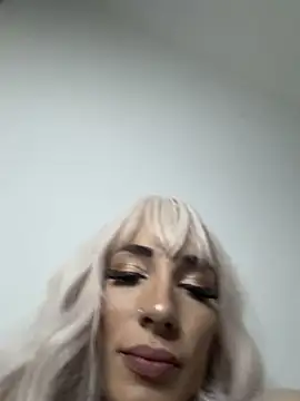 Snapshot of xo_milarose chatting on November 14, 2025, 9:13 pm xo milarose online show from November 14, 2025, 9:13 pm