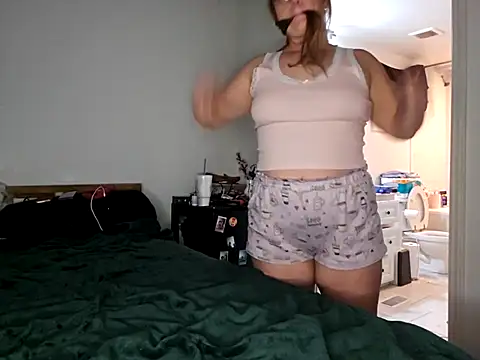Snapshot of mommiixpooks chatting on October 13, 2025, 6:35 am mommiixpooks online show from October 13, 2025, 6:35 am