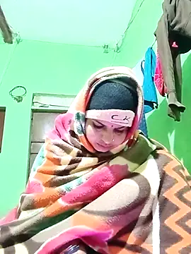 Karishma cute online show from November 17, 2025, 5:30 pm