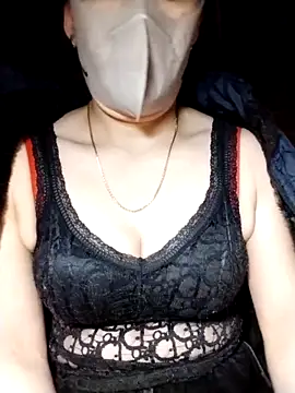 YiyinLy online show from November 5, 2025, 8:20 pm