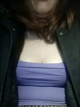 YiyinLy online show from December 19, 2025, 8:05 pm